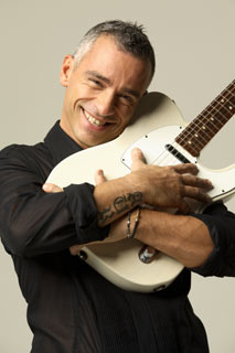 photo eros con chitarra.jpg